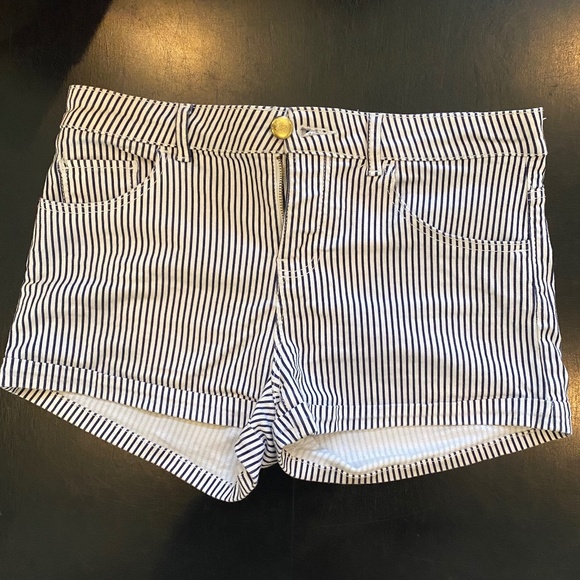 H&M Pants - 🎉H&M Black & White Striped Short Cuffed Shorts Women’s Size 4